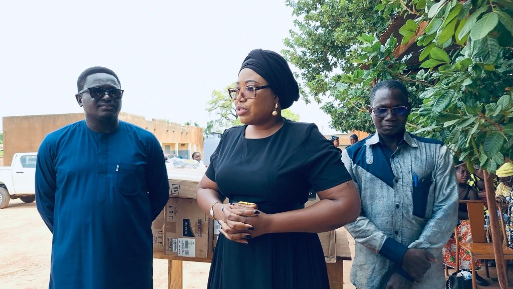 Une Burkinabè offre du matériel médical à des centres de&nbsp;santé&nbsp;