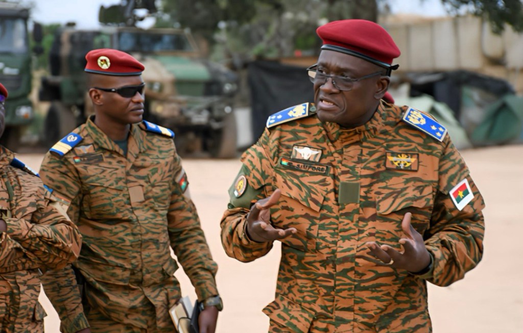 «La meilleure façon de se défendre, c&rsquo;est d&rsquo;attaquer», assure le ministre de la&nbsp;Guerre